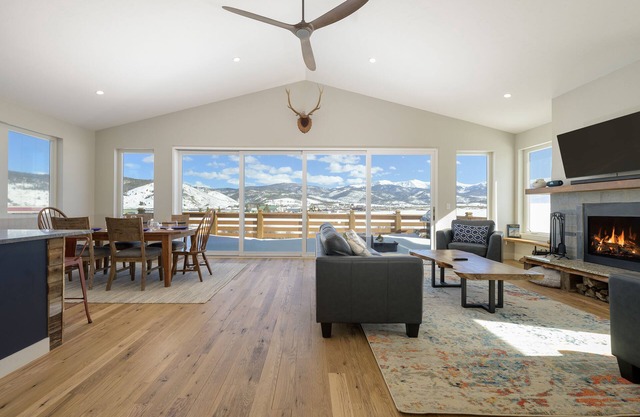 4 bedroom home, pet friendly, private outdoor hot tub