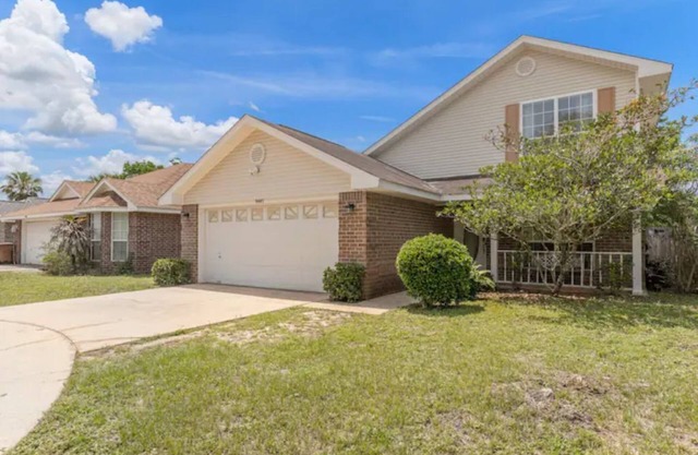 4 bedroom house with large backyard close to Navarre Beach!