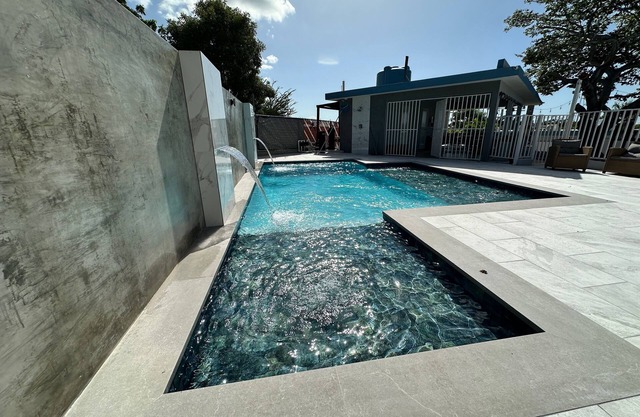 4 bedroom house with private pool, sleeps 15, WiFi, near Combate