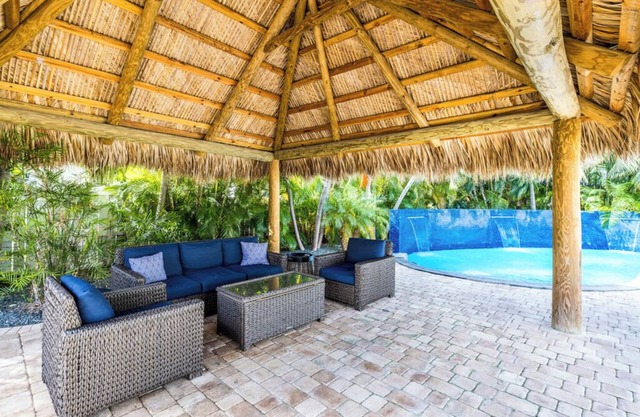4-bedroom Modern Villa w/ Guest House and resort style pool in serene Key West