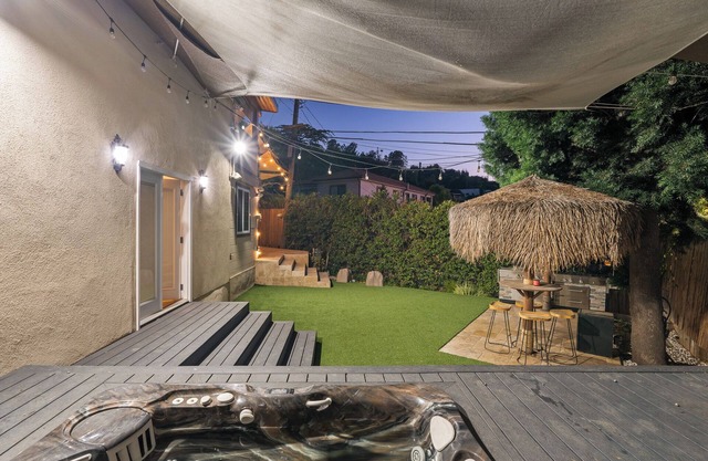 4-bedroom villa in enchanting Los Angeles Jacuzzi