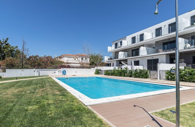 Villa de 4 dormitorios con piscina y en condominio by AlgarveManta (6V4)