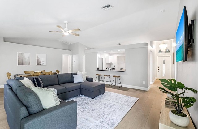 4 BR private Naples home with heated pool/spa, 10 minutes to the beach