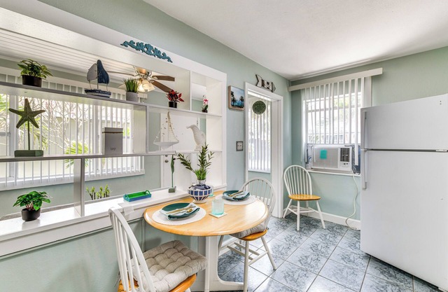 < Half-mi to Shore: Walkable Apt in St Pete Beach!