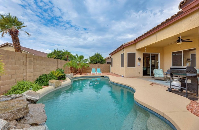 ¡NUEVO! Mesa Home con piscina y jacuzzi, 2 millas para ir de compras.
