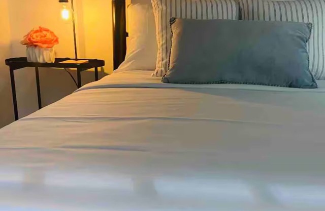 4 people, 2 Full beds (bunk beds), AC, 1 bedroom, bathroom and kitchen.