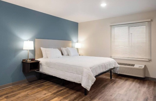 4 Queen Room w/ Private Entry + Kitchen – Perfect for Extended Newnan Stays