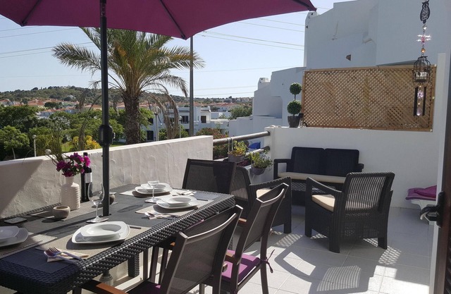 Clube Albufeira de lujo de 2 dormitorios y 2 baños, amplia terraza con vista a la piscina y jardines