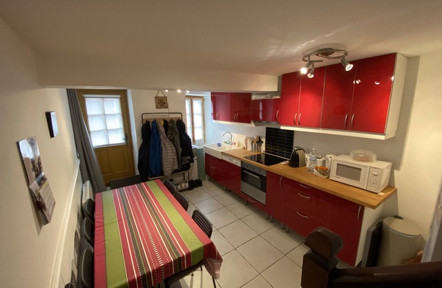 Casa de 4 habitaciones con capacidad para 8 personas, cerca de la góndola y baños termales.