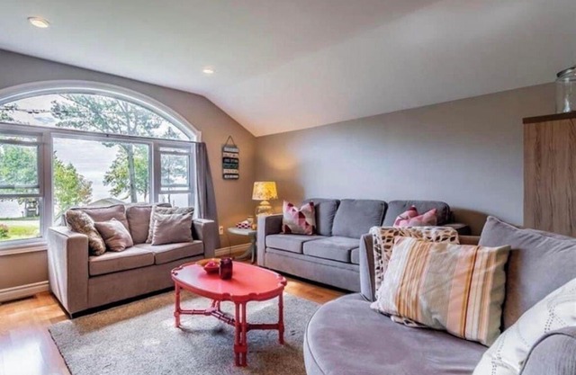 4 season fully furnished cottage, hottub, fire pits and outstanding views!
