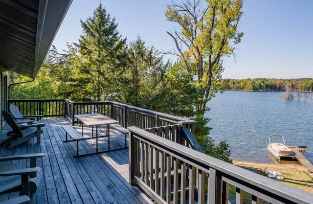 4 Seasons Lakehouse Luxury - Hot Tub, Sleeps 12