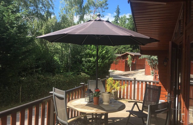 4 estrellas de lujo Lakeside Pine Lodge (con sauna) en el establecimiento de Shropshire aislada