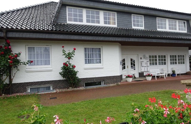 Apartamento de 4 estrellas con logia, chimenea y jardín para familias.