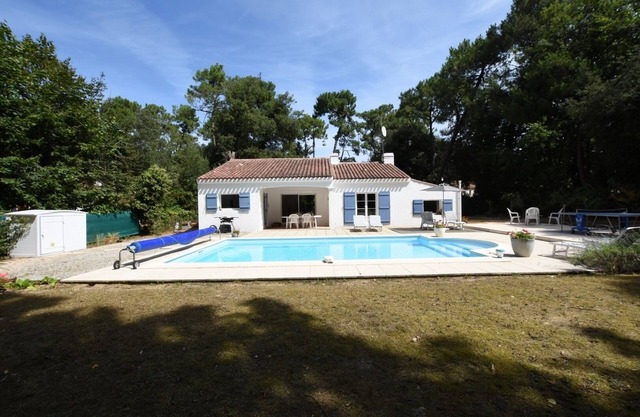 VILLA CON PISCINA CLIMATIZADA EN EL BOSQUE DEL PINO CERCA DEL MAR JARD SUR MER