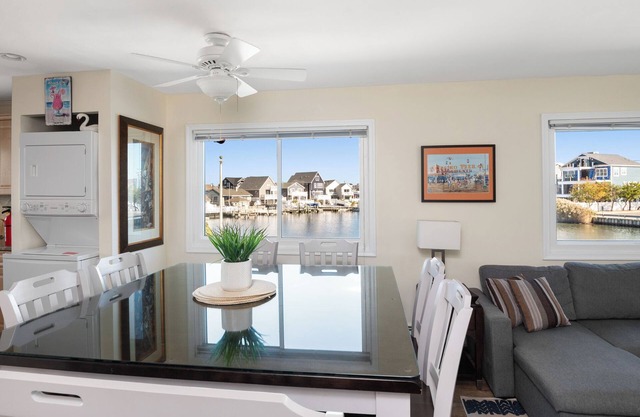 Private Waterfront Upscale entire XL 2ndFL 2/3 bedroom 2.5 bath w Jacuzzi Arcade