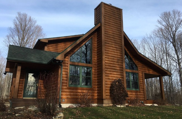 ¡Buena ubicación! Egg Harbor Log Cabin - 40 acres con senderos para caminar
