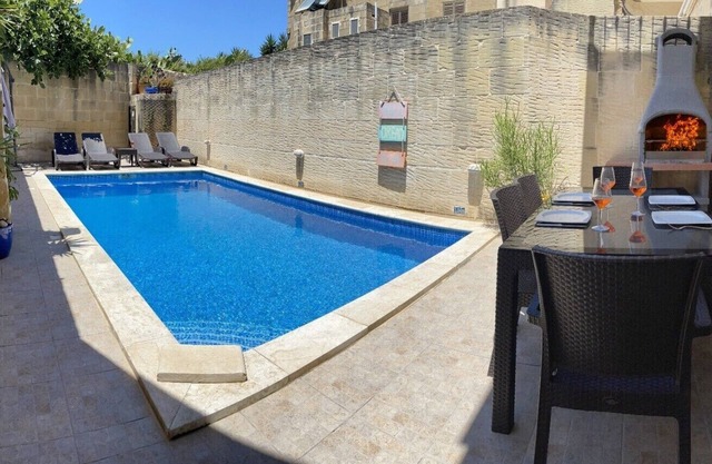 Masía convertida de 400 años con piscina privada