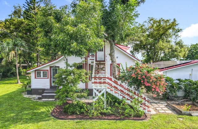 Cozy 1920s Cabin | Near Disney & Orlando Nightlife