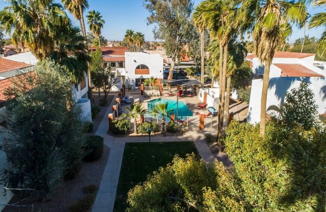 CASA GRANDE moderna condominio 1bd / 1ba condominio piscina climatizada # 44B