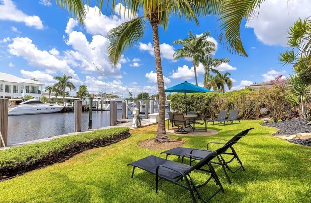 4BD/3BA Waterfront Villa Close To Port, Beaches, Downtown