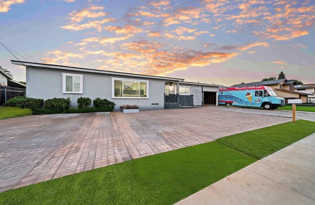 Hot Tub, King Bed, 80" TV, Gated Yard, Ranch Style