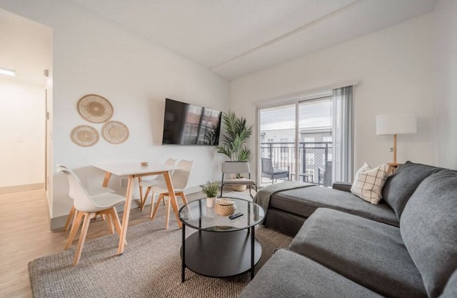 Modern 4BR 3 Kings Uptown Free Parking