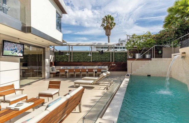 4BR Modern Villa w/Tennis Court, Pool, Sauna