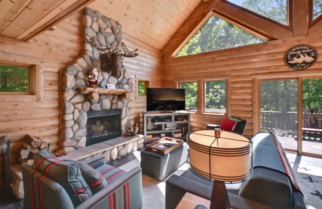 4BR Mtn Cabin - Skiers Paradise - Sleeps 13 Wood Burning Fire, WiFi dedicado