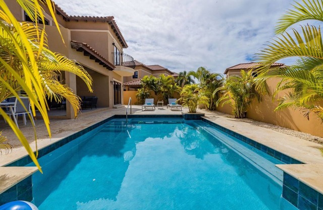 4BR Villa @ Gold Coast w/ Pool + Gym & TennisCourt