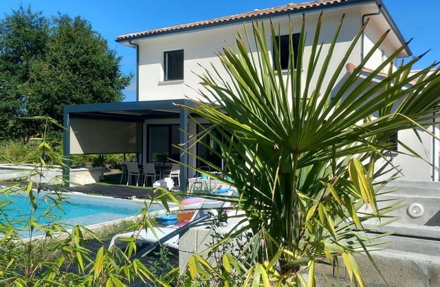 4CH villa with pergola, swimming pool and water features 3km from the lake 7km from the ocean