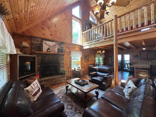 5 BDR for 20 with Hot Tub Pool Table & Lake View