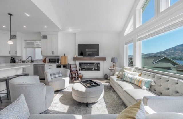 5 bedroom, 4 Bathroom on the Lake Enjoy Beach in Summer, Ski in Winter