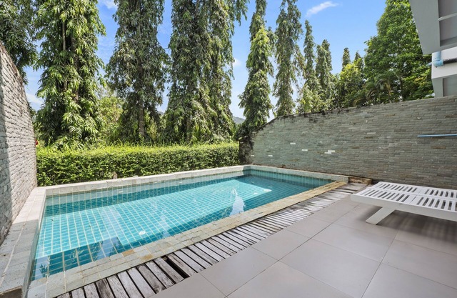 Villa de 5 dormitorios / baños para 14 personas, piscina privada, a 7 km de la playa de Patong.