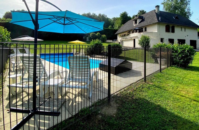 Chalet de 5 dormitorios para alquilar con piscina privada y pista de tenis en el Pirineo