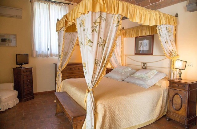 5 bedroom villa with pool, Tuscany