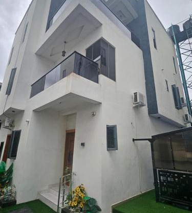 5 Bedrooms and 5 Bathrooms Luxury Duplex With Private Swimming Pool