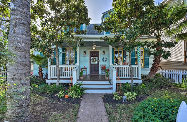 5 Blocks to Beach: Coastal Cottage in Galveston!