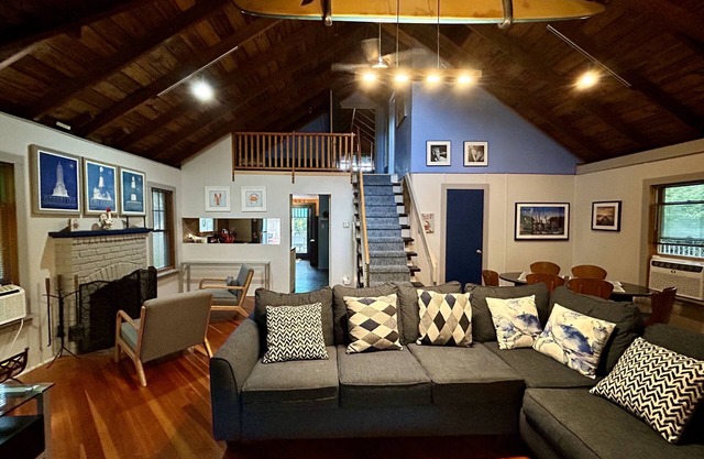 5 houses from the beach, and 5 minutes from town -- Ocean Beach 3-BR hideaway