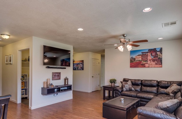 5 King beds, 3 bunk beds, sleeps 19+, foosball, ping pong, Fast 100 mbps WiFi