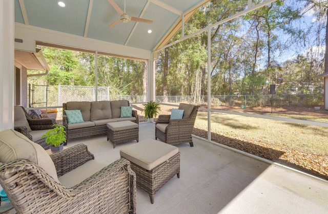 5 Mi to Dtwn Beaufort: Home w/ Screened-In Patio
