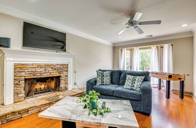 5 Mi to Lake Acworth: Georgia Gem w/ Private Patio