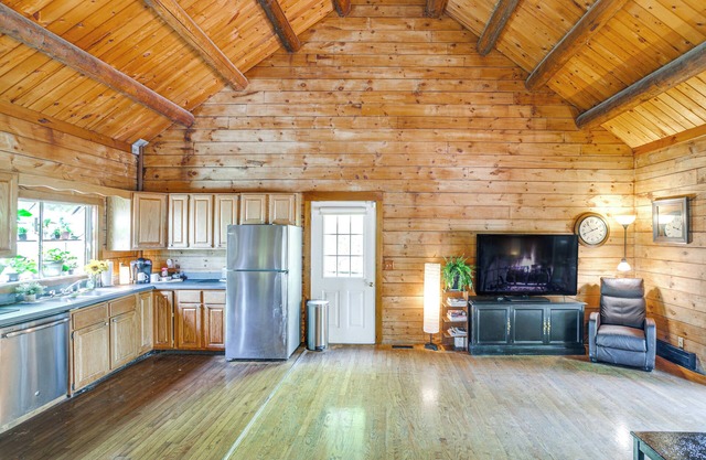 5 Mi to Plymouth Rock: Log Cabin Getaway!
