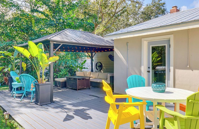 5 Mi to Vero Beach: Vintage Home w/ Sauna & Grill!