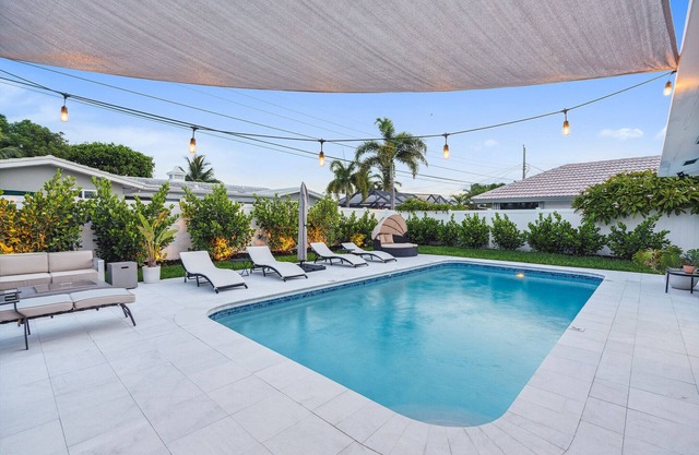 5 min to beach/ Lux modern home/ Exceptional outdoor area/pool/games
