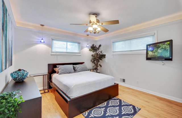 5 Minute walk to Downtown Ferndale!!