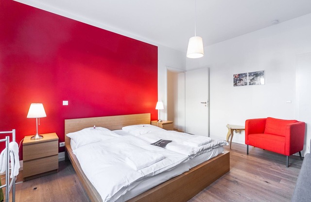 5 habitaciones, sala de estar gigante, parque Tempelhofer Feld, a 3 minutos del metro / S-Bahn, hasta 14 personas