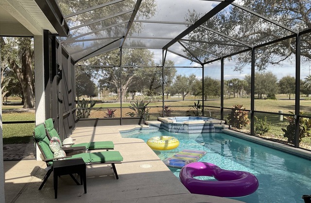 Exclusivo 4 habitaciones, 3 baños completos, casa en campo de golf, piscina / spa, excelente vecindario