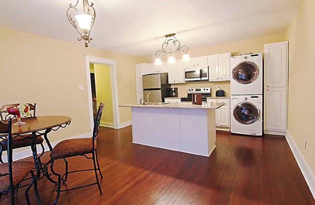 Condo Suite D (Arriba) - WiFi gratuito (limitado) un barco de estacionamiento! Walk Downtown!