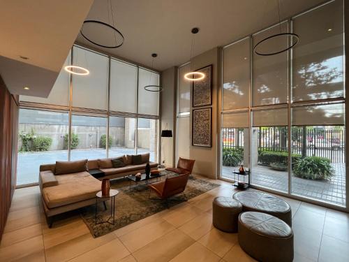 512 - Loica Hosts