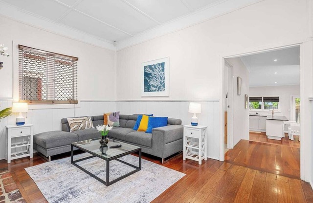 Classic Australian Charm 4BR Family, Shops, Cafes, Parking, BBQ, 10mins to City